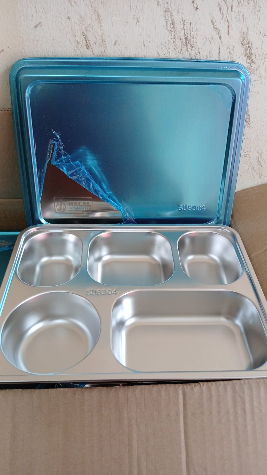 Food tray terbuka menampilkan 5 sekat SUS304